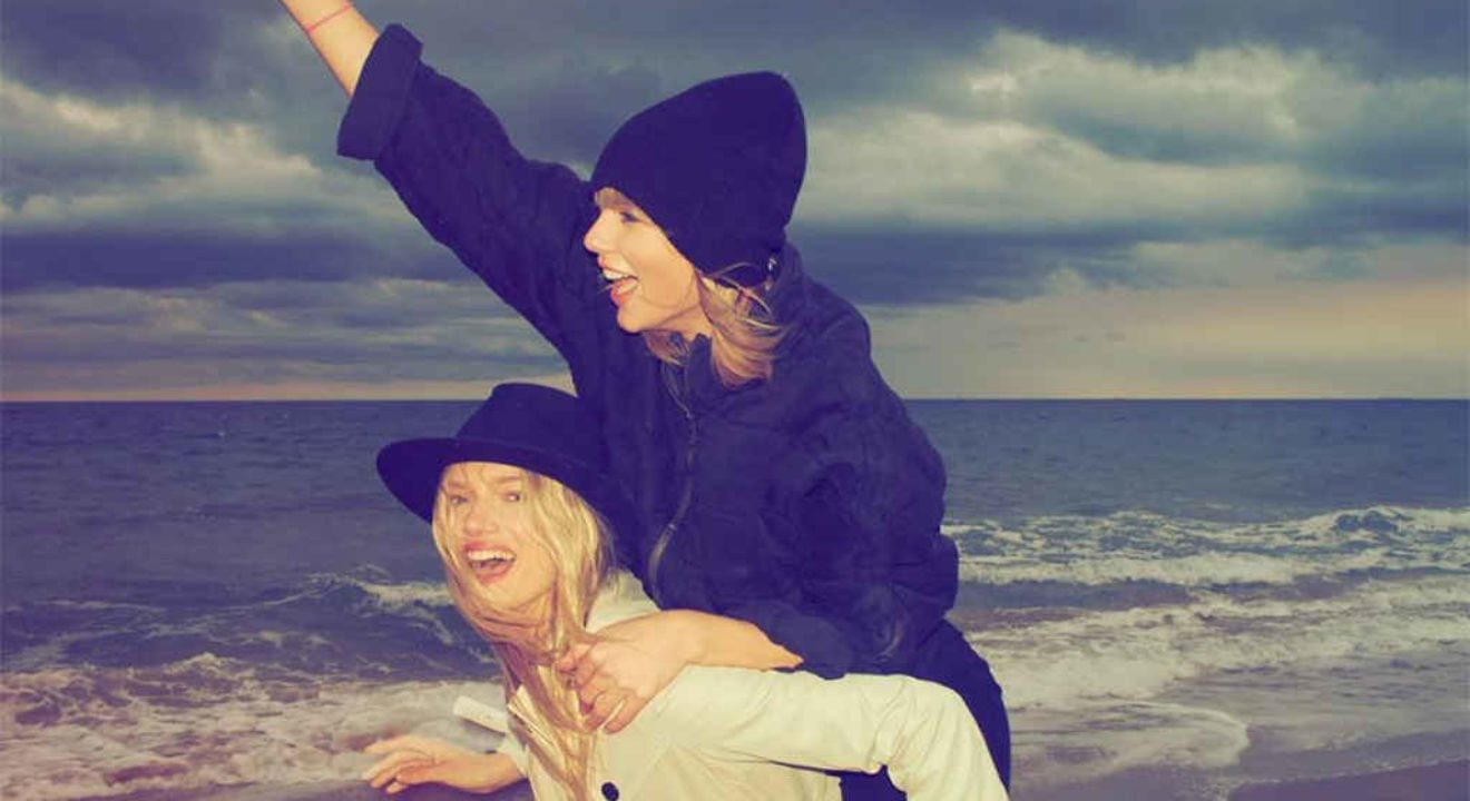 Entity reports that Taylor Swift has celebrated Thanksgiving with a piggy back ride.
