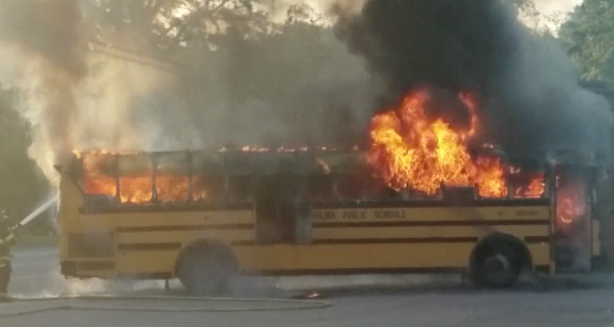 Women bus driver rescues students from fire, Entity reports.