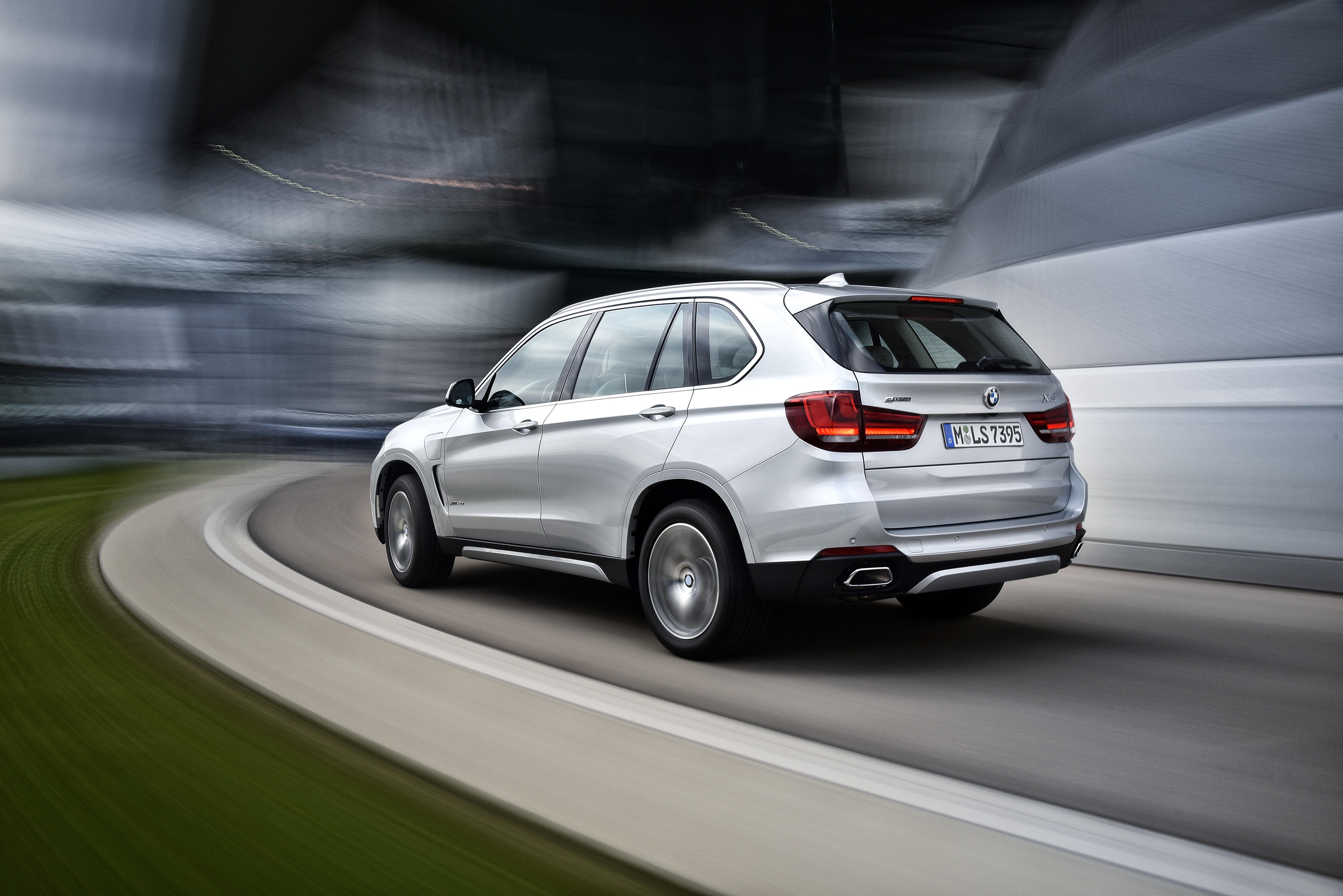 BMW X5 xDrive 40e Exterior colour: Glacier Silver, Upolstry: Ivory White Nappa Leather, Pure Excellence Exterior Design, max. system output: 230kW/313 hp; average consumption: 3,4-3,3 Liter/100 km 15,4-15,3kWh/100km - CO2-emissions: 78 Ð 77 g/km