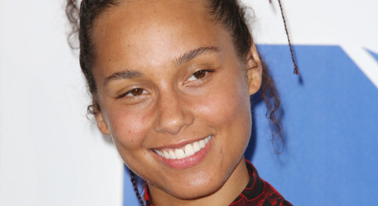 Entity explores Alicia Keys' no makeup look.