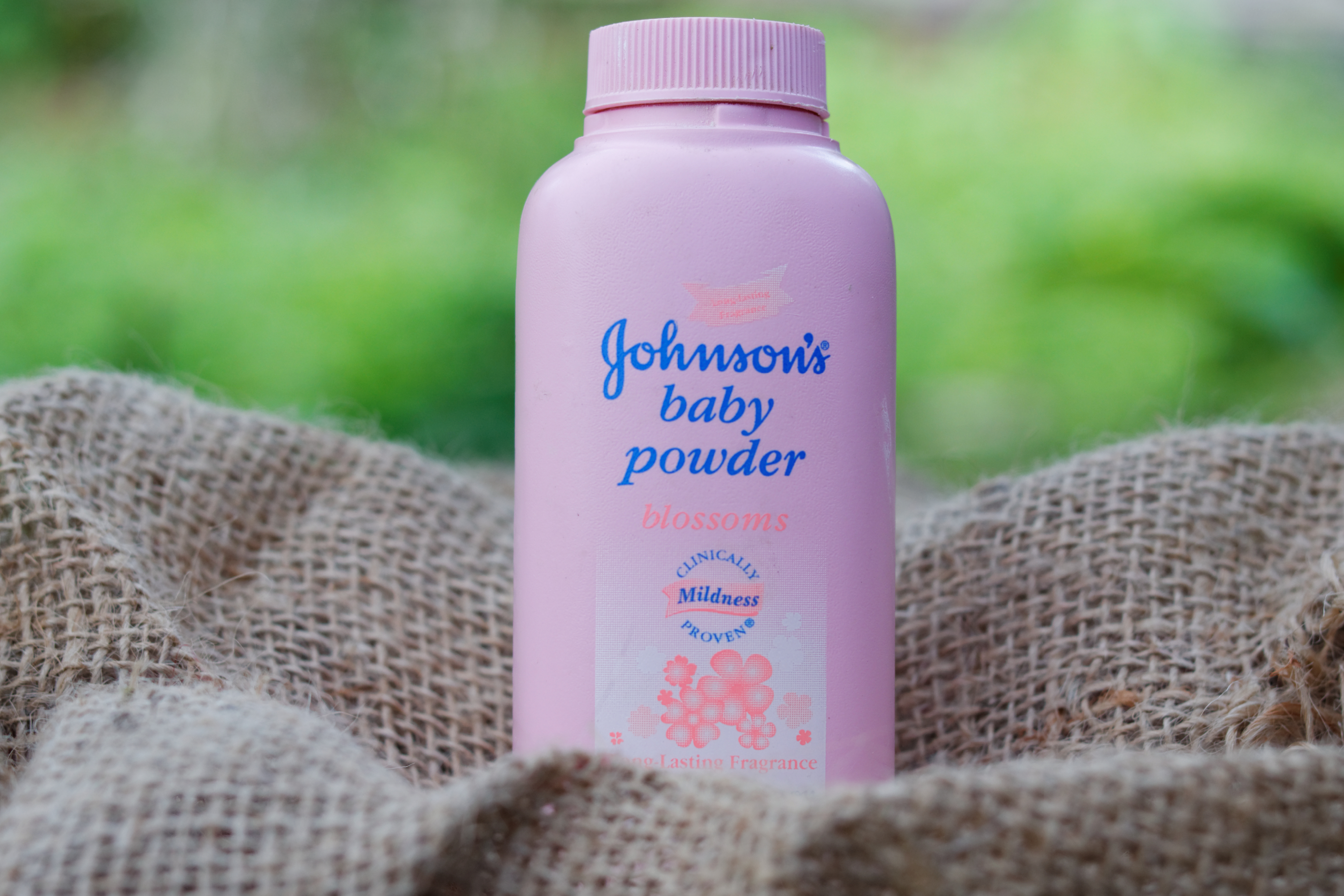 Детская присыпка джонсон. Johnson Baby Powder. Присыпка детская. Детская пудра присыпка. Присыпка детская джонсонс.