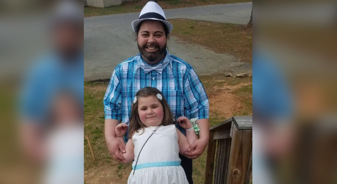 Single mom calls school's father-daughter dance unfair, Entity reports.