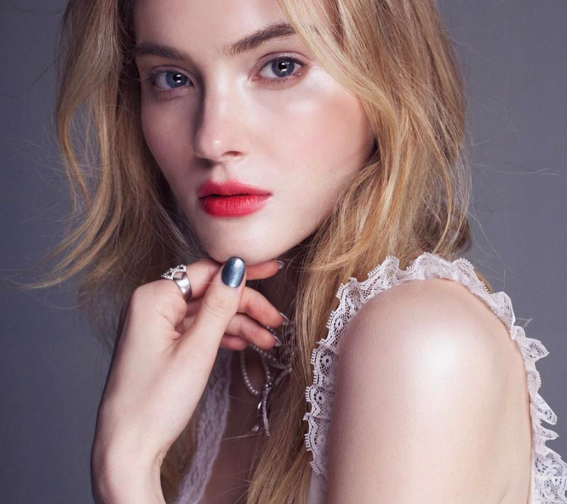 ENTITY answers the question "Who is Skyler Samuels" with five facts you need to know about the "Scream Queens" star.