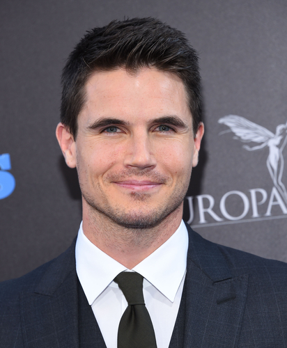 ENTITY reports on Robbie Amell film.
