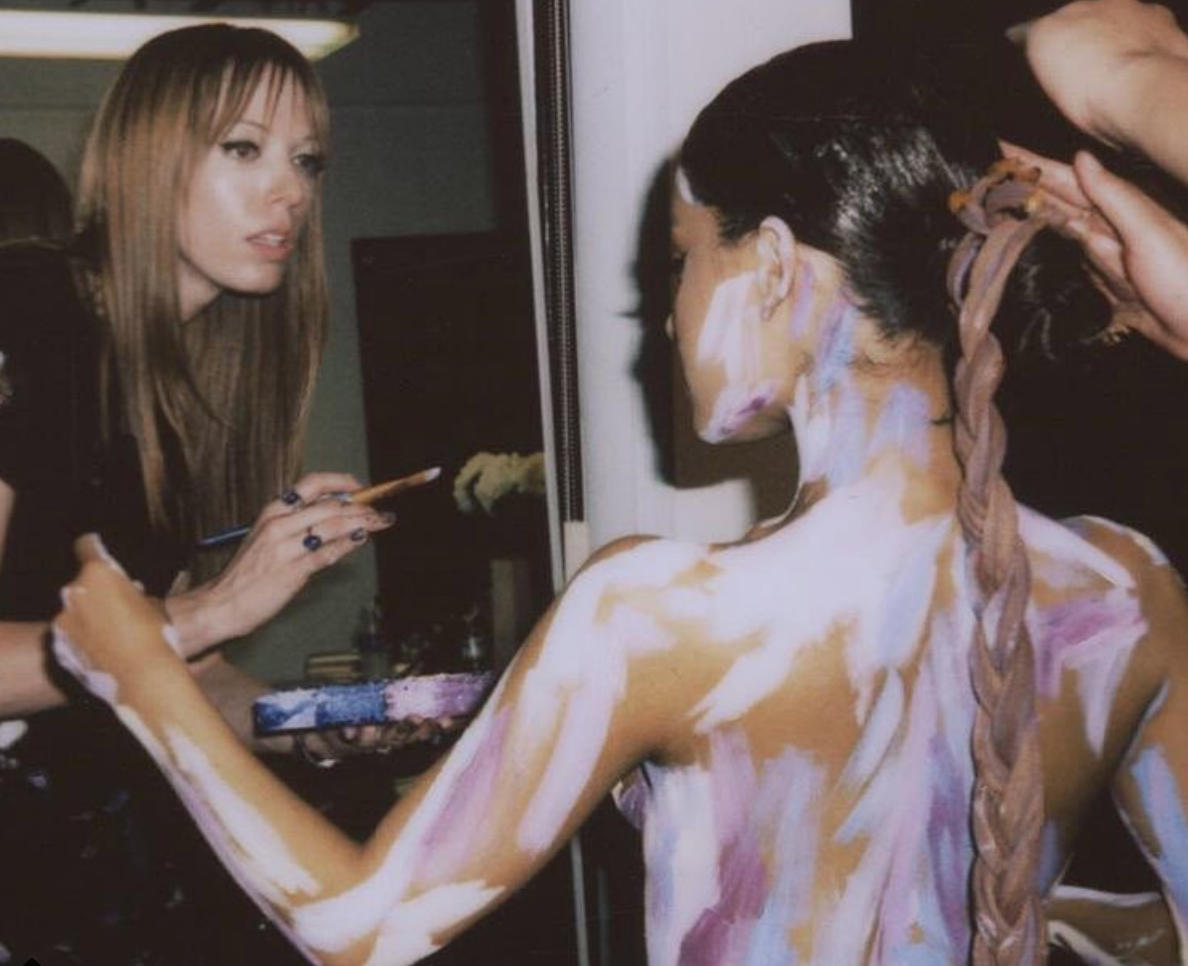 Alexa painting Ariana Grande. ENTITY interviews artist Alexa Meade.