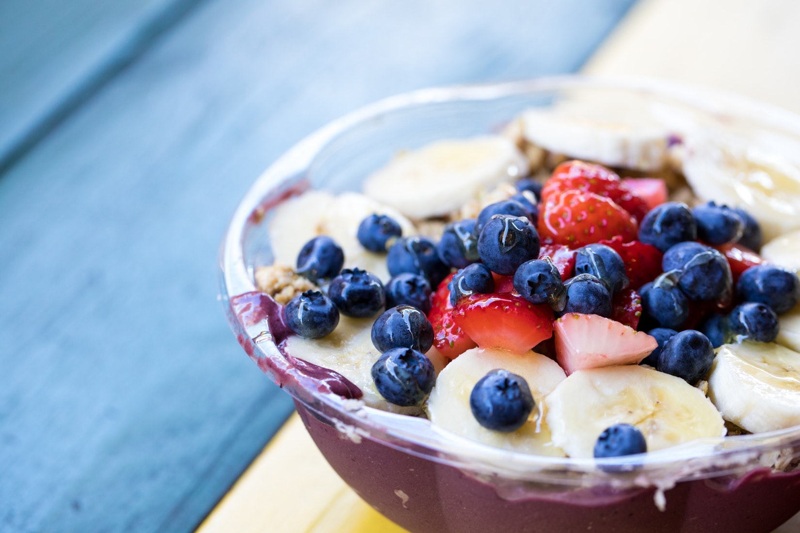ENTITY shares 10 perks of interning in Los Angeles. Photo of açaí bowl.