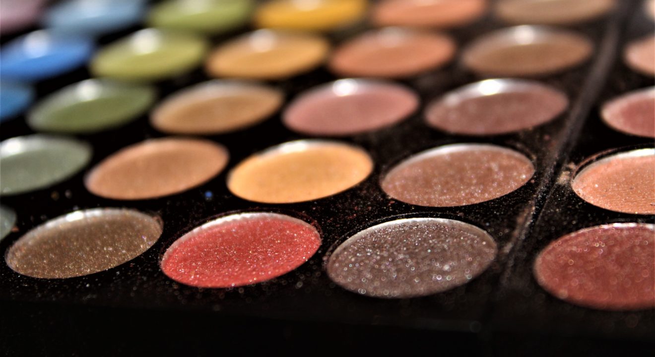 Entity shares photo of eyeshadow palette